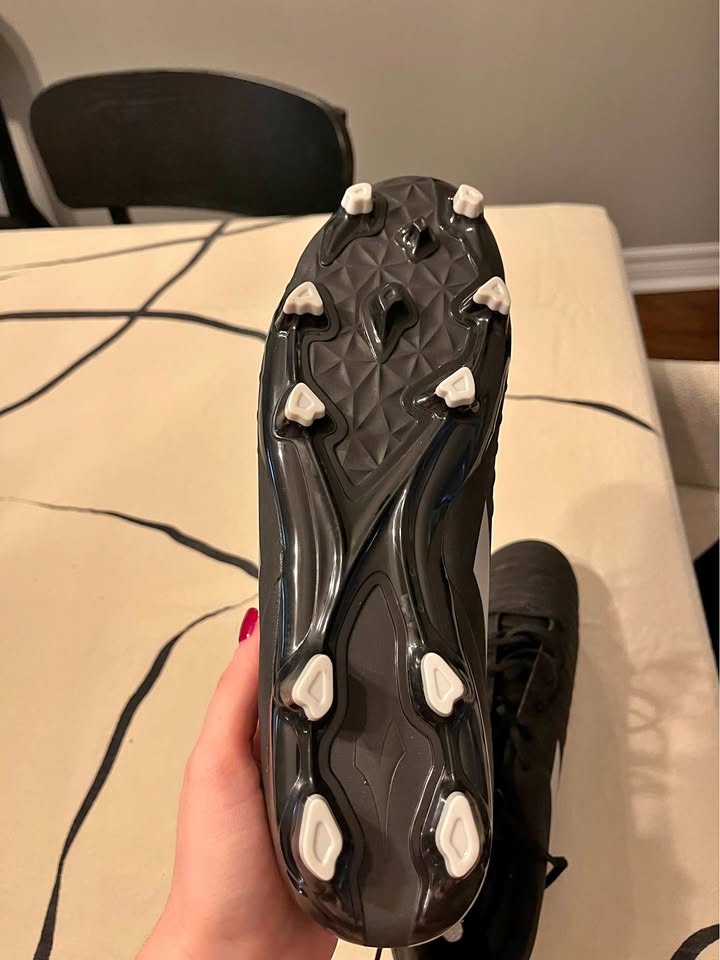 Brand New Men’s Soccer Cleats Size 10