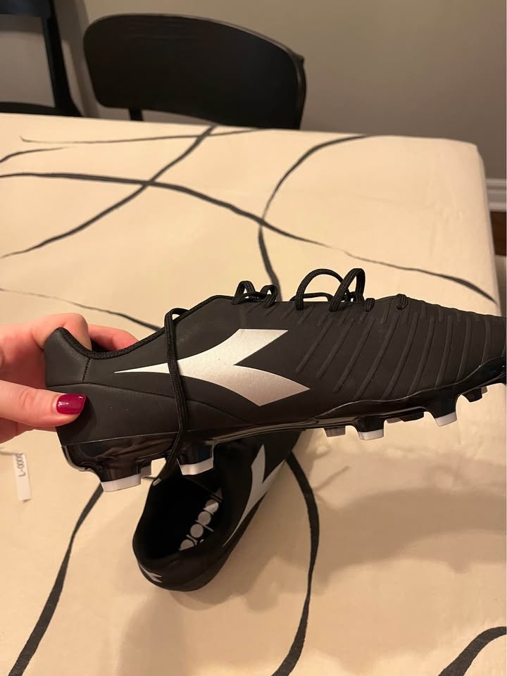 Brand New Men’s Soccer Cleats Size 10 - photo 2