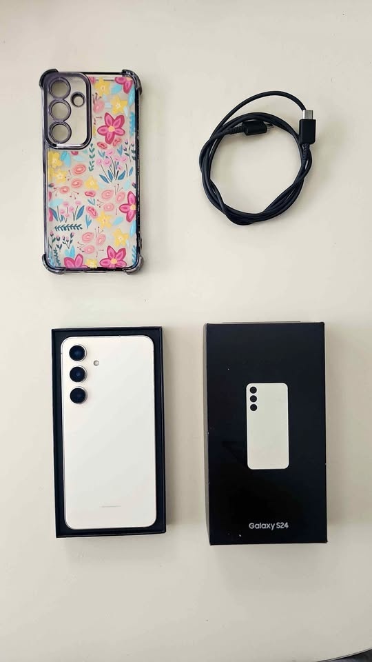 Samsung S24 (Beige + Case + Charger + Box)