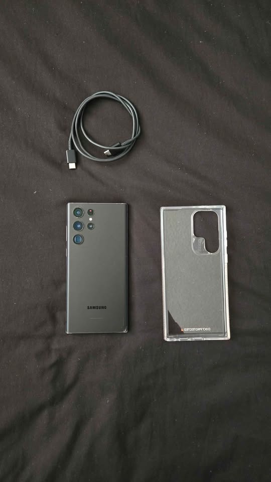 Samsung Galaxy S22 Ultra (W/ Charger + Case)