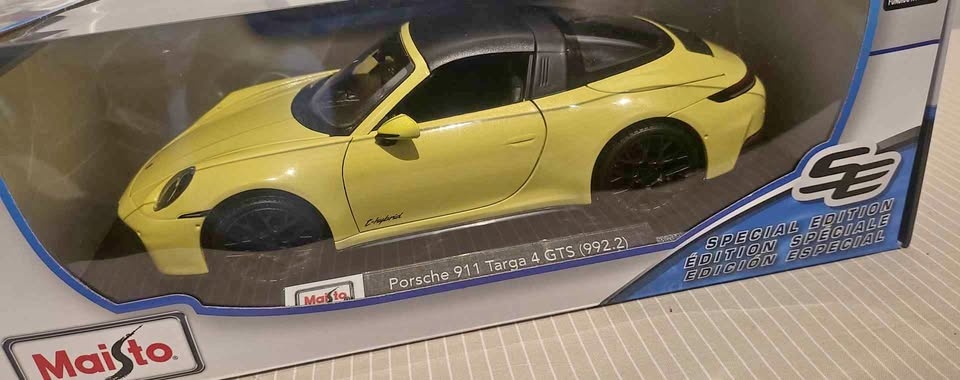 Porsche 911 Targa 4 GTS 992.2 Diecast Model Car 1:18