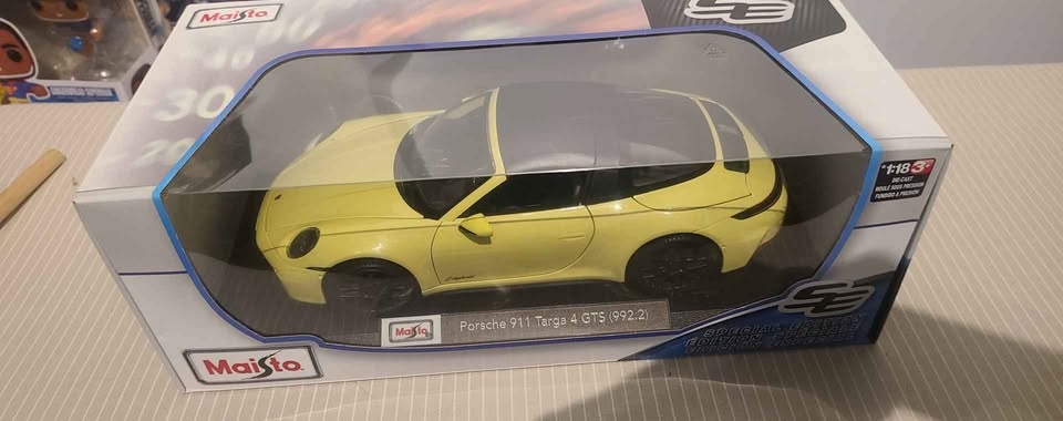 Porsche 911 Targa 4 GTS 992.2 Diecast Model Car 1:18 - photo 2