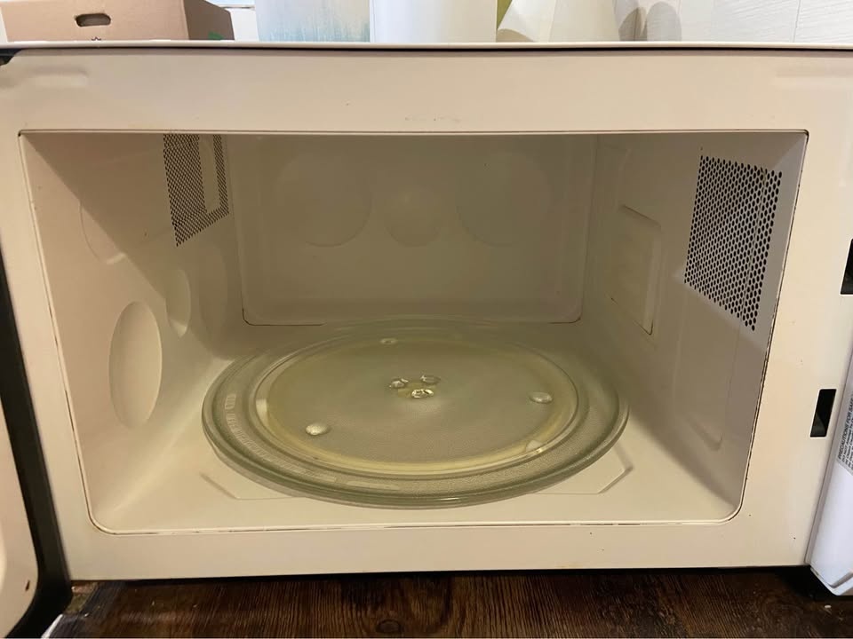 White GE Microwave - photo 3