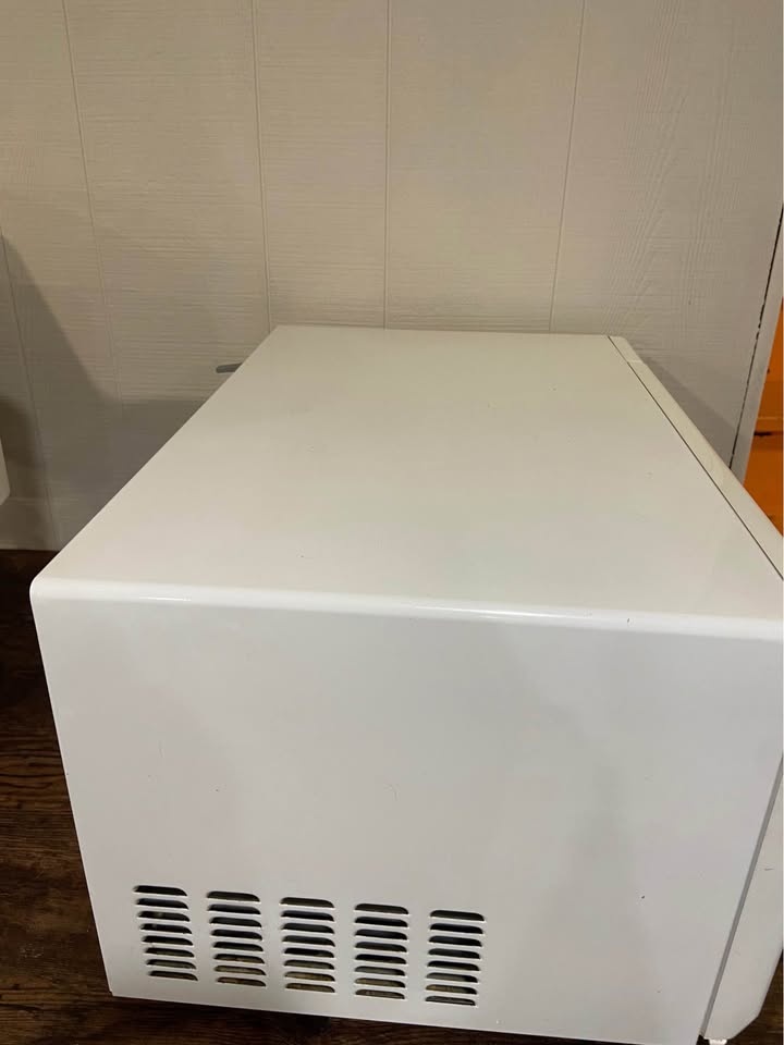 White GE Microwave - photo 4