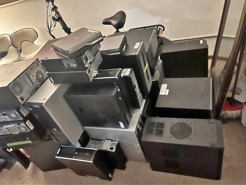 Working Computers and monitors for sale as a lot !!