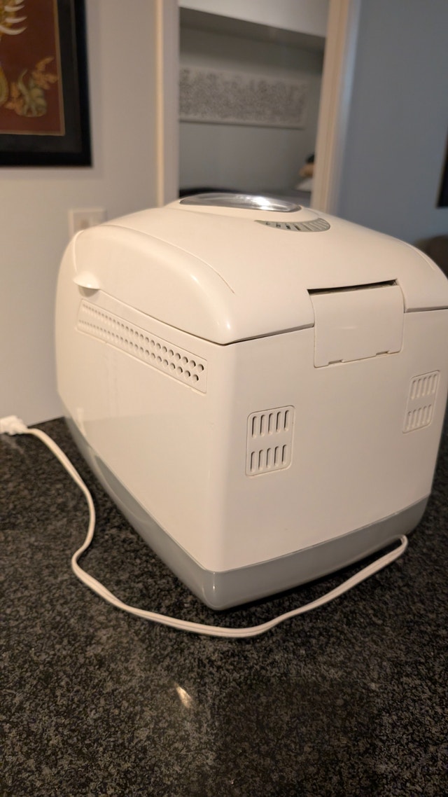 BLACK+DECKER All-In-One Breadmaker - Like New - photo 3