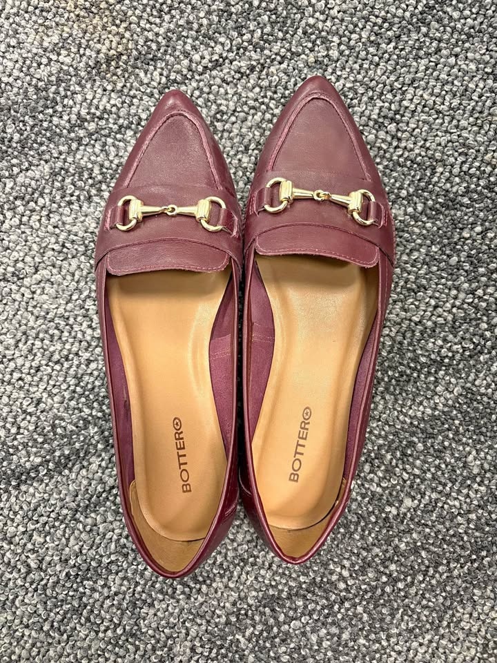 Women’s burgundy flat loafer shoes - US size 8