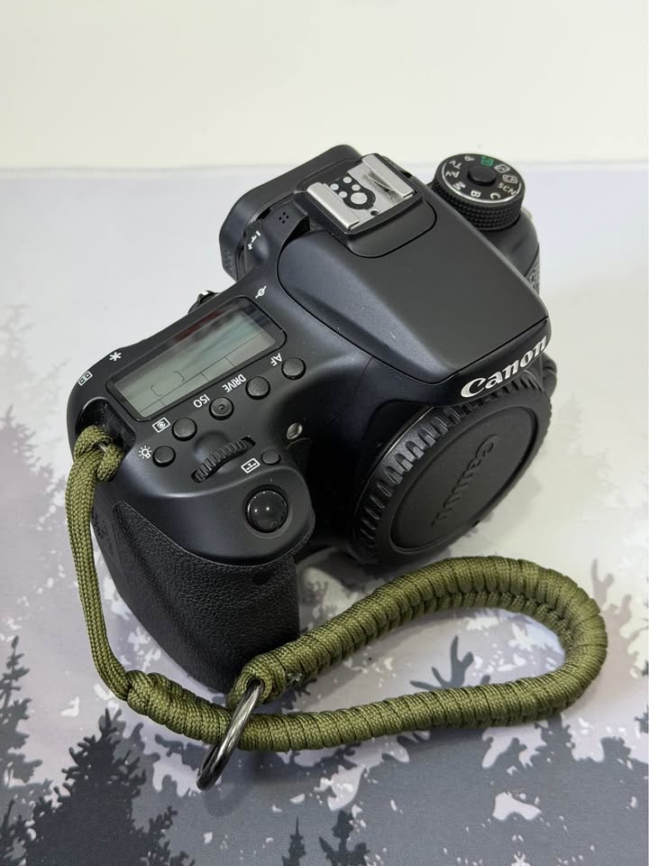 Canon EOS 70D Bundle + 3 Lenses + Extras (Mint, Low Shutter) - photo 2