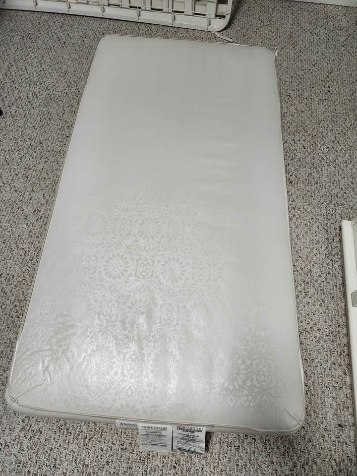 Standard Crib & Waterproof Mattress - photo 4