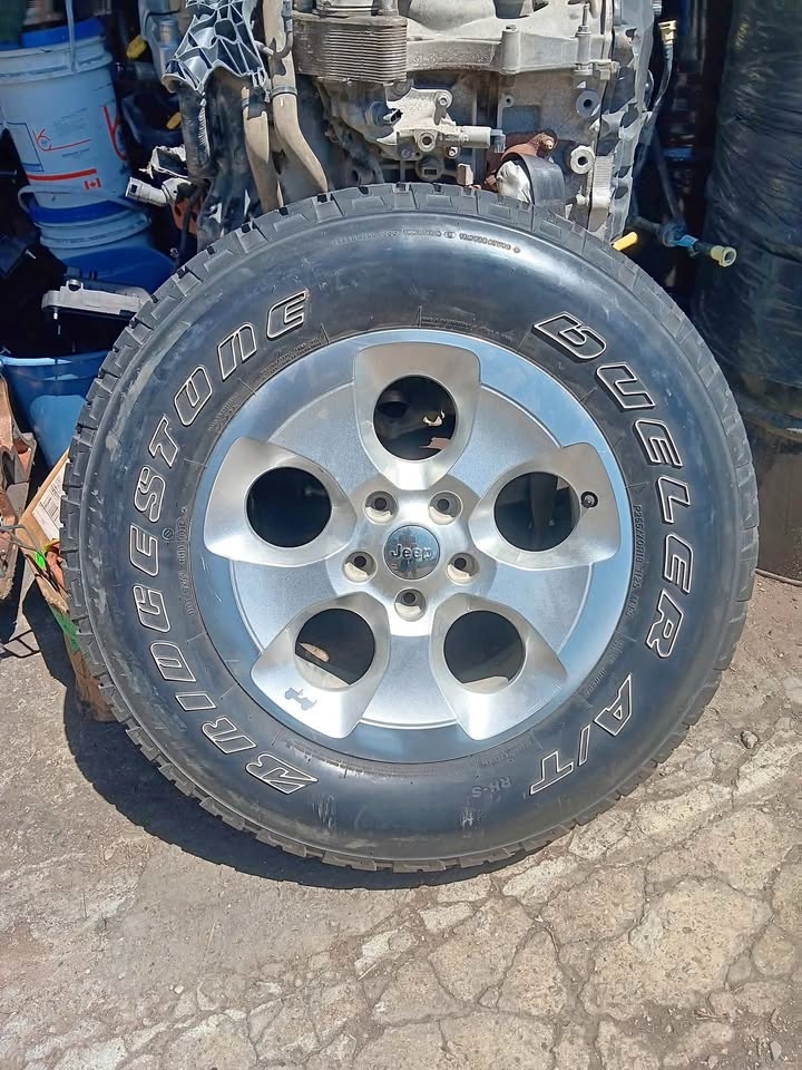 Jeep Sahara Rim and Tire