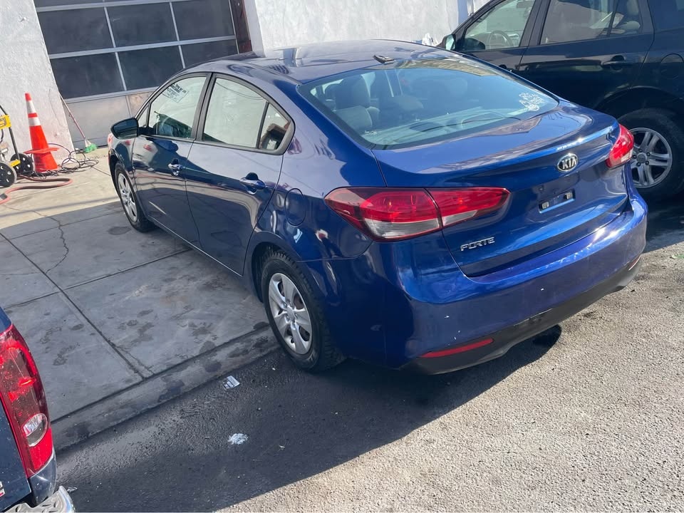 2017 Kia Forte LX Sedan 4D - photo 3
