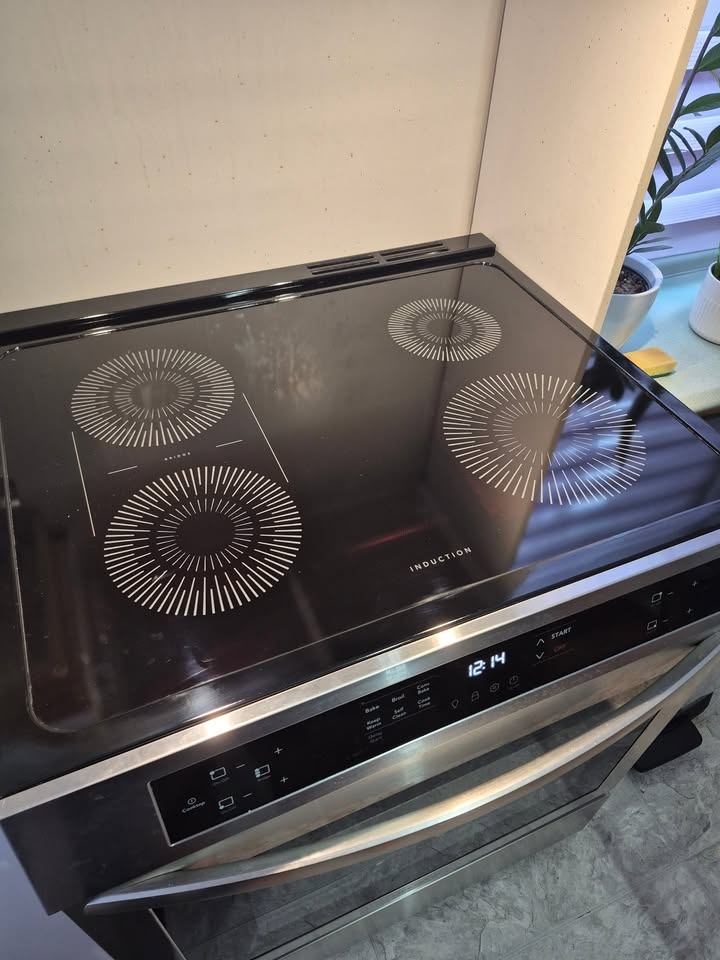 Frigidaire 30" 5.3 Cu. Ft. Induction Range - photo 3