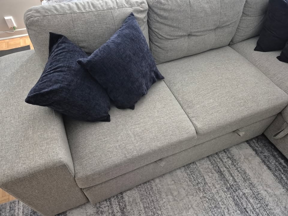 Sectional Sofa w/ Chaise, Storage, and 2 Ottomans - photo 4