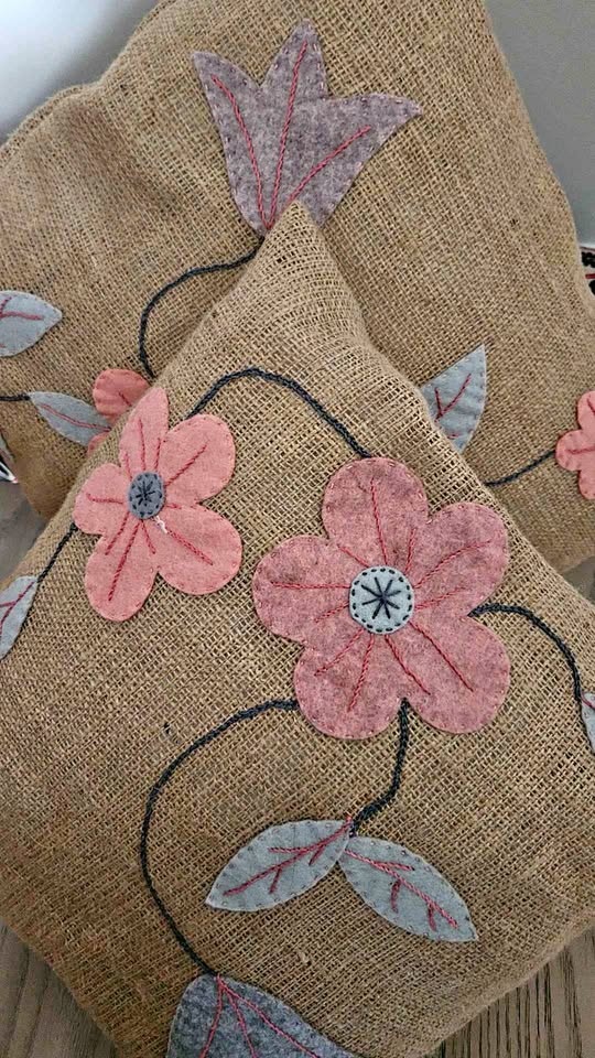 2 Lounge applique cushions. Fillings included.