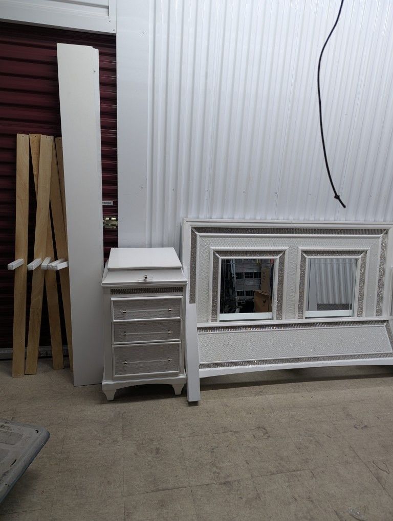 Modern 4pc White Frame Set - photo 2