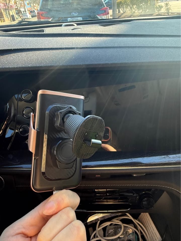 Wireless charging car phone holder - photo 3