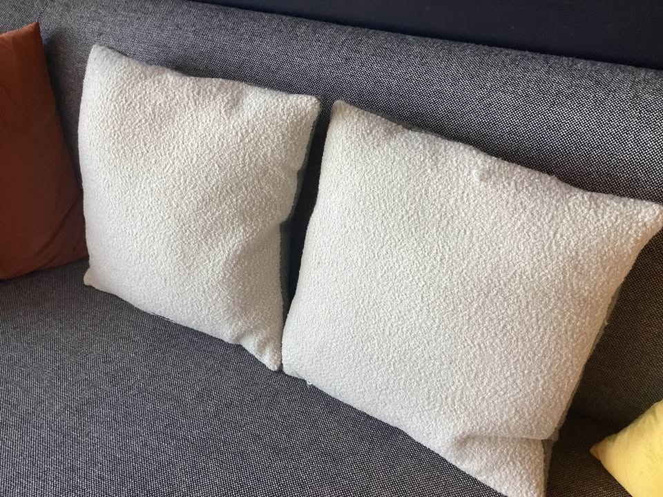 A pair of throw pillows - photo 2