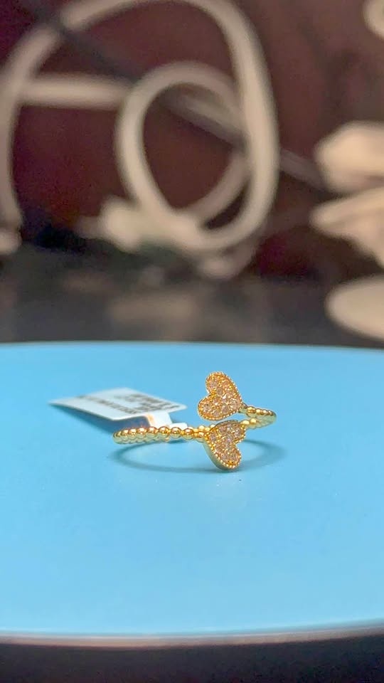 14kt gold ring hearts diamonds.
