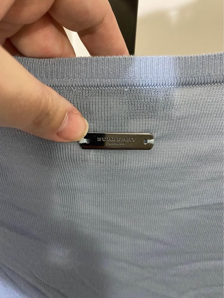 Woman’s Burberry Sweater/ Pullover Small - photo 4