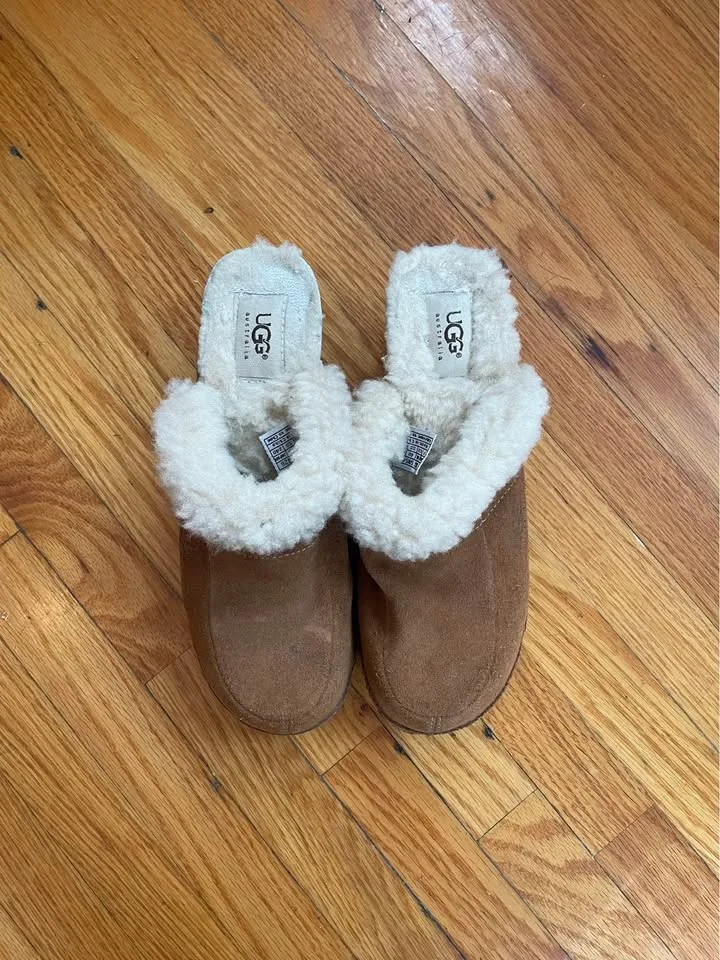 UGG Shearling Lined Clogs (Women’s Size 7) image indicator(2)