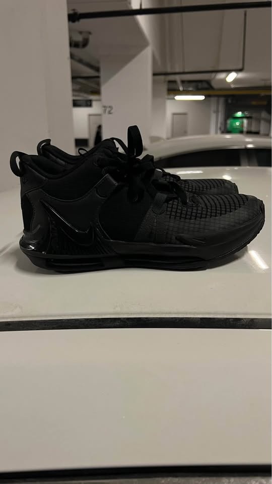 Nike LeBron Witness 7 - Youth Size 7 - photo 2
