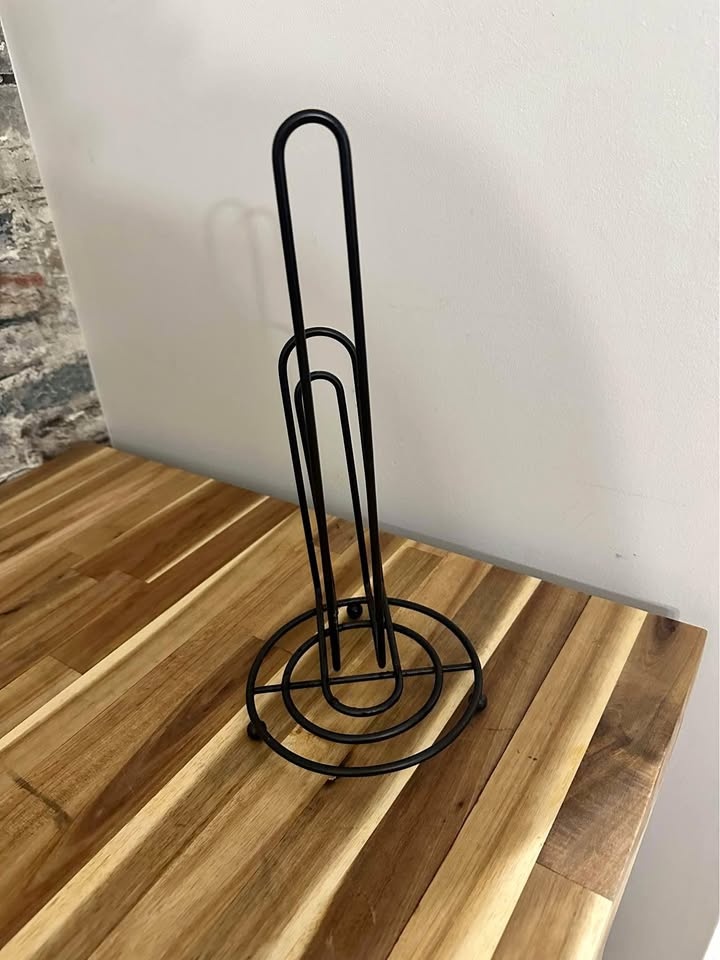 Wire paper towel holder