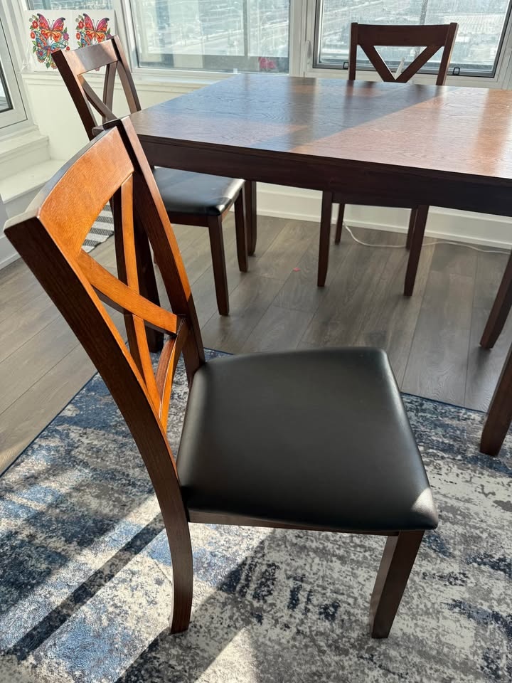 4 Seater Dining Table - Like New - photo 2