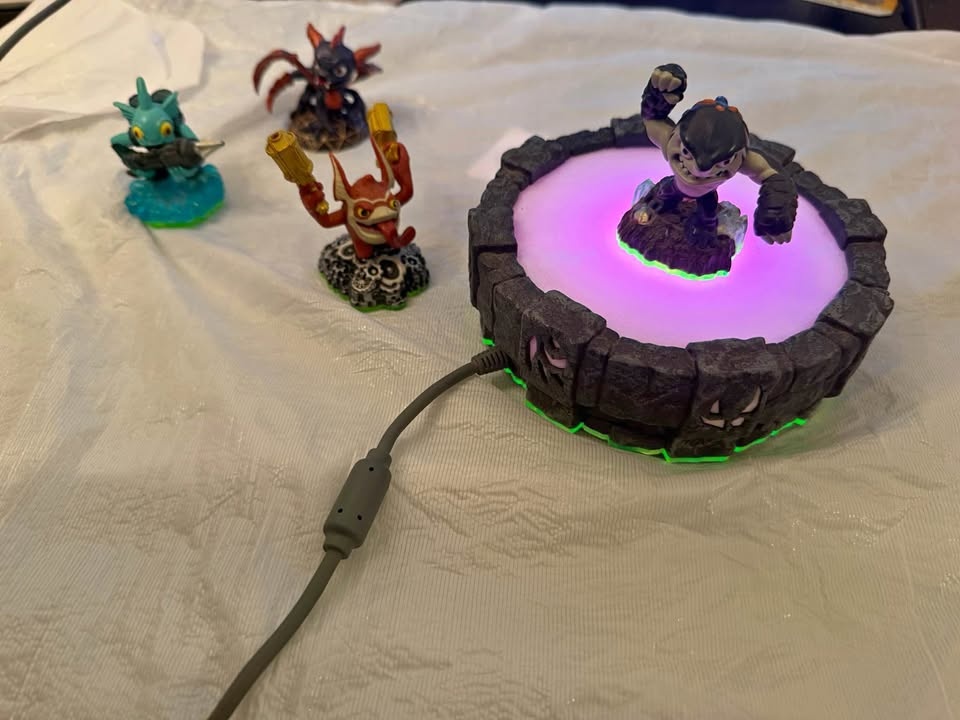 Fully tested Skylanders Portal of Power with figures