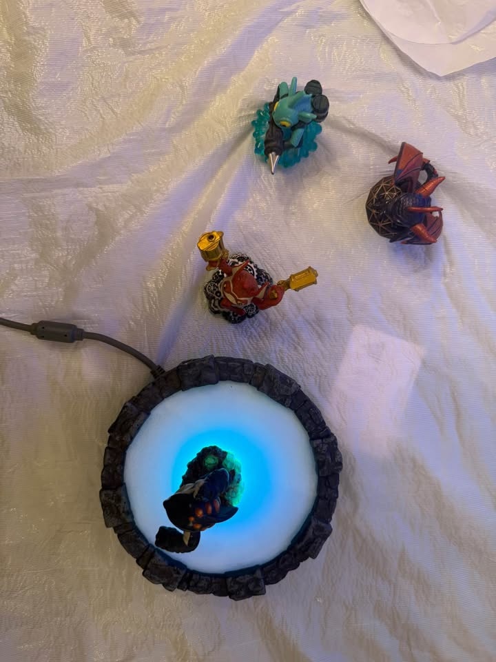 Fully tested Skylanders Portal of Power with figures - photo 3