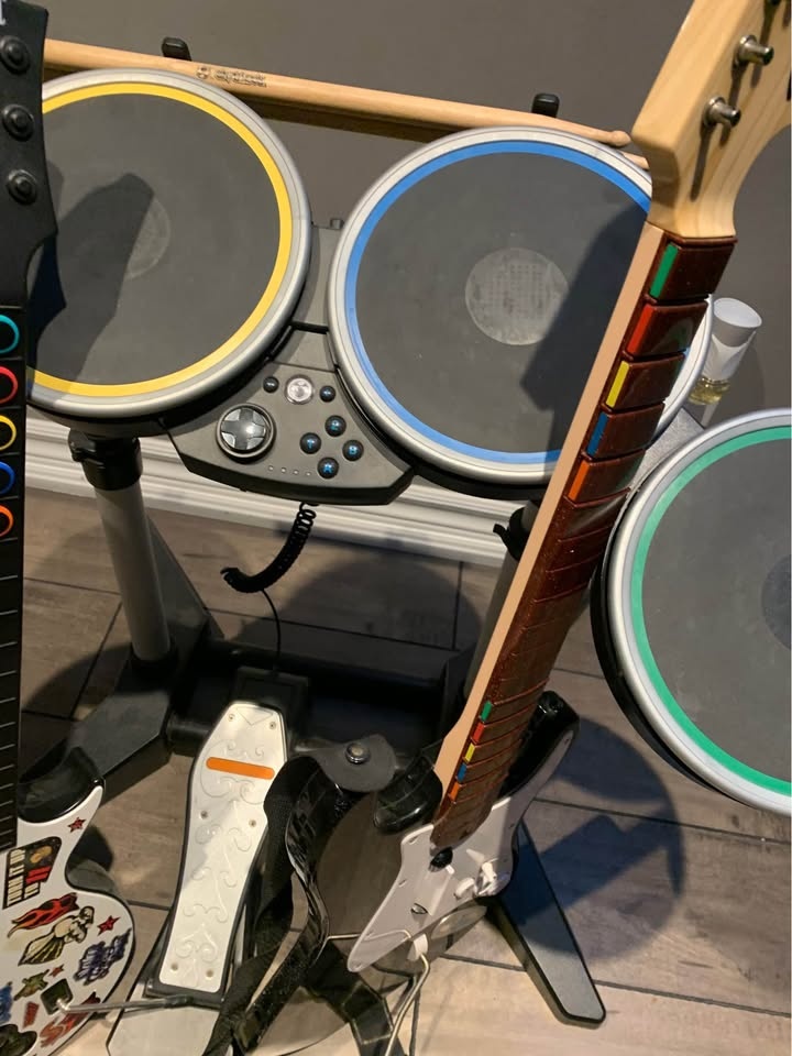 Wii/Wii U Rock Band Set and Games - photo 3