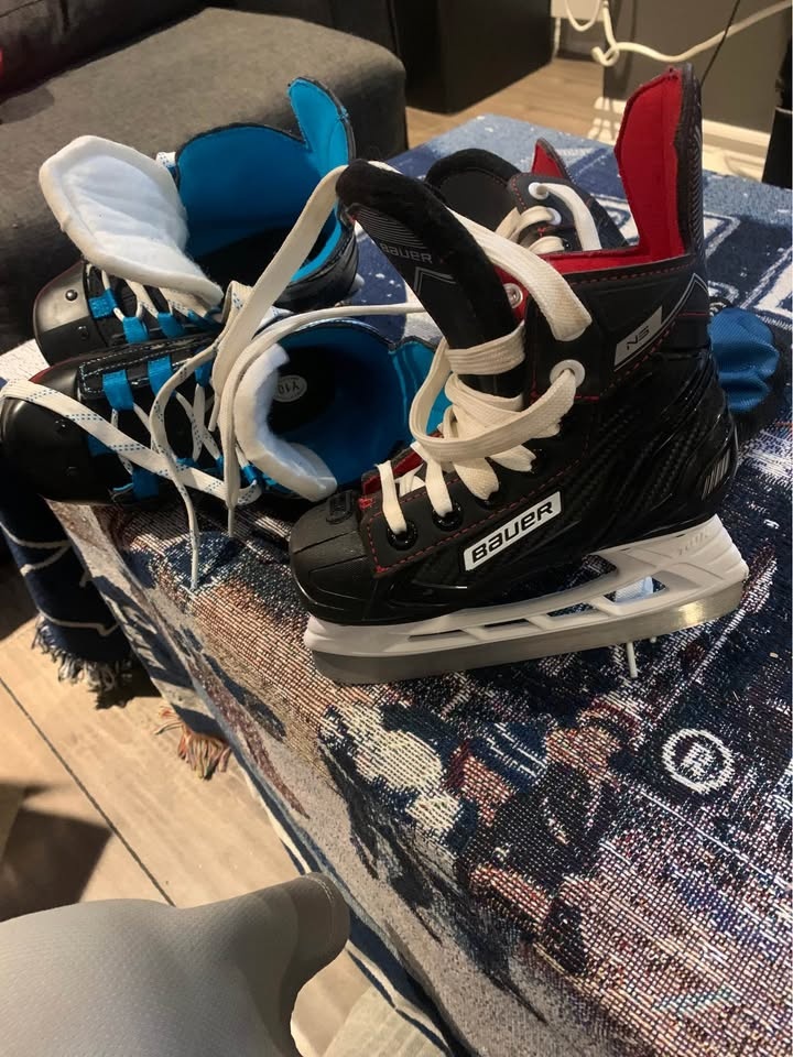 2 Pairs Youth Skates & Helmet - photo 2