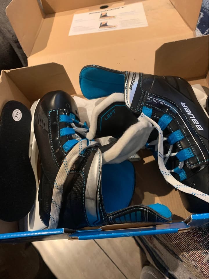 2 Pairs Youth Skates & Helmet - photo 3