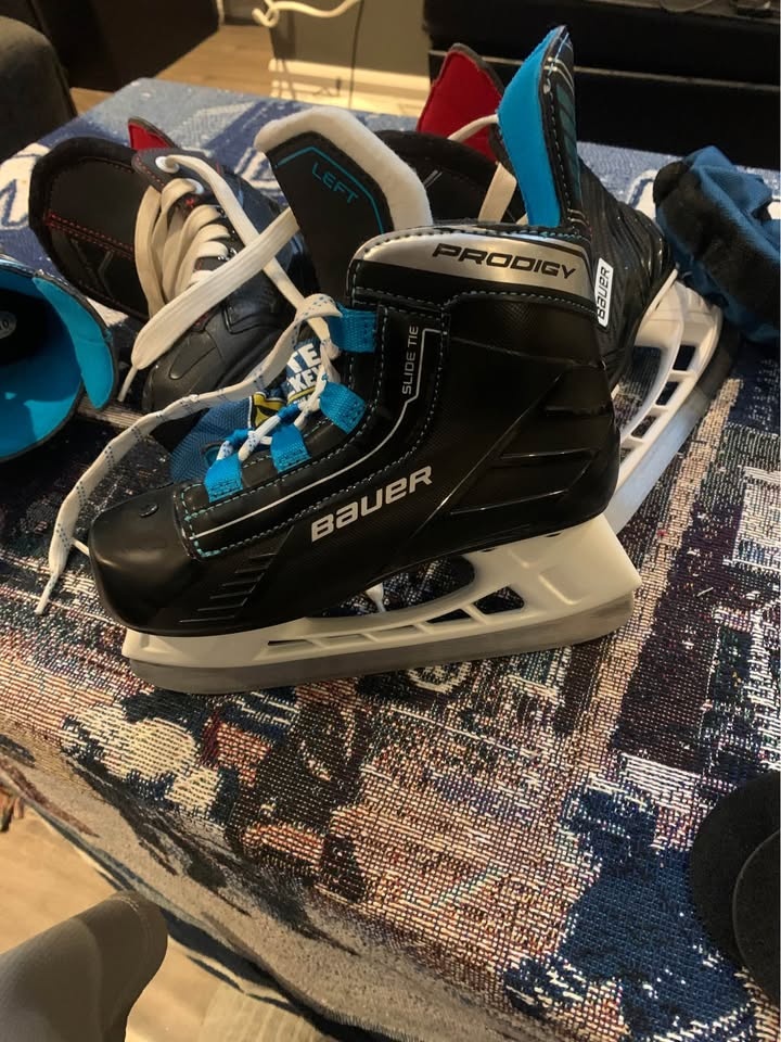 2 Pairs Youth Skates & Helmet - photo 4