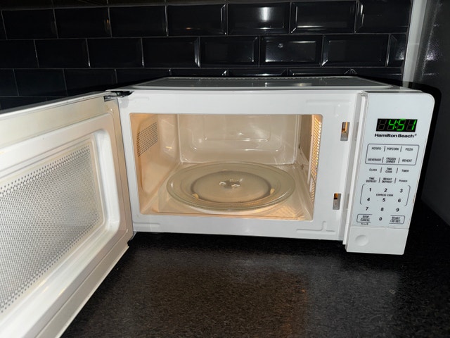 Hamilton Beach Microwave Oven - photo 2