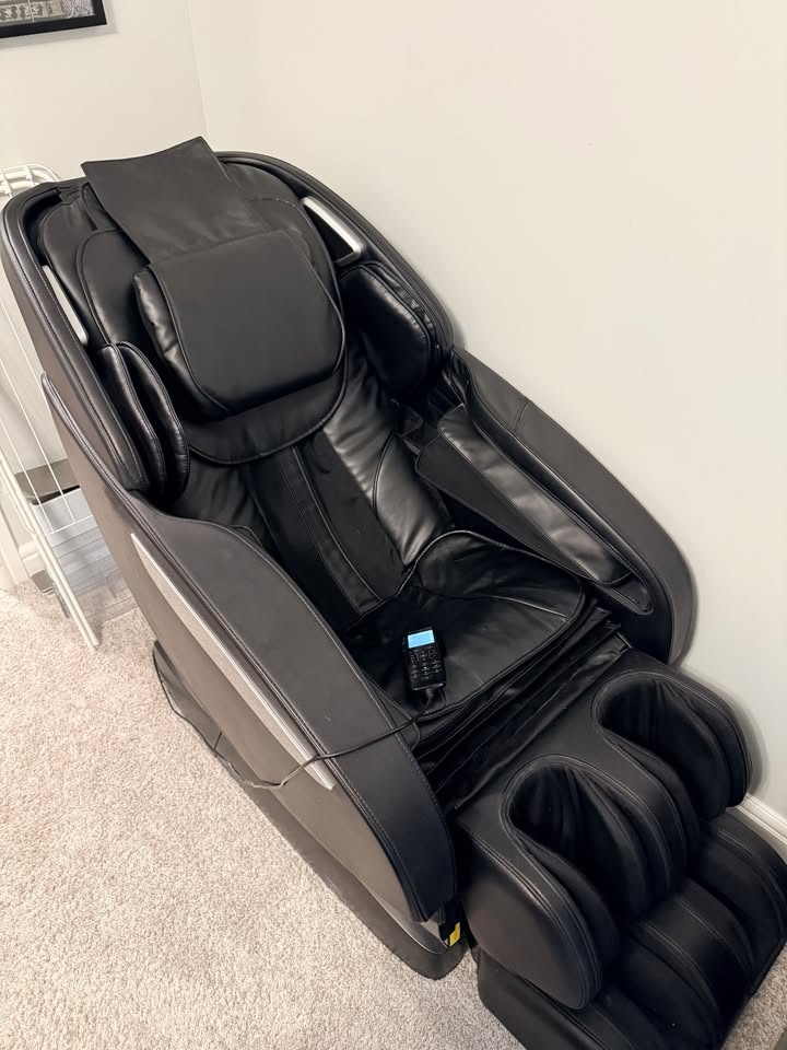 Zero Gravity Full-Body Massage Chair | Heat | 3D Rollers