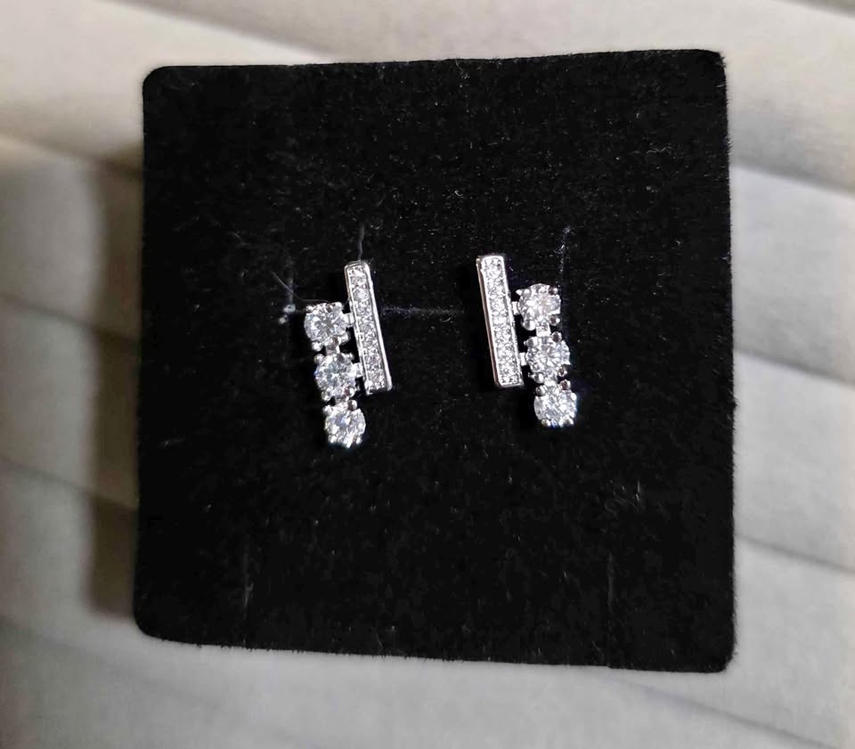 New Moissanite Silver Stud Earrings (9H1F)