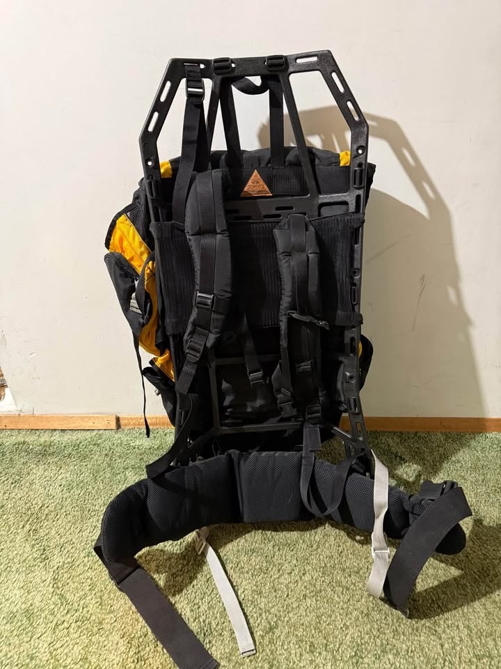 Camping/ Hiking Backpack 79 Litres - Great Condition - photo 5