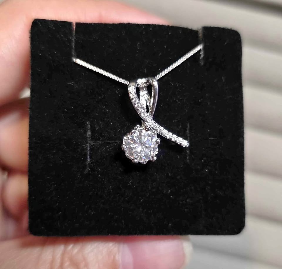 New 1 carat Moissanite Sterling sliver pendant