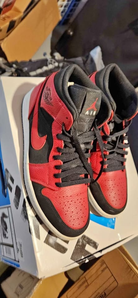 Air Jordan 1 Mid "Banned" US 9.5