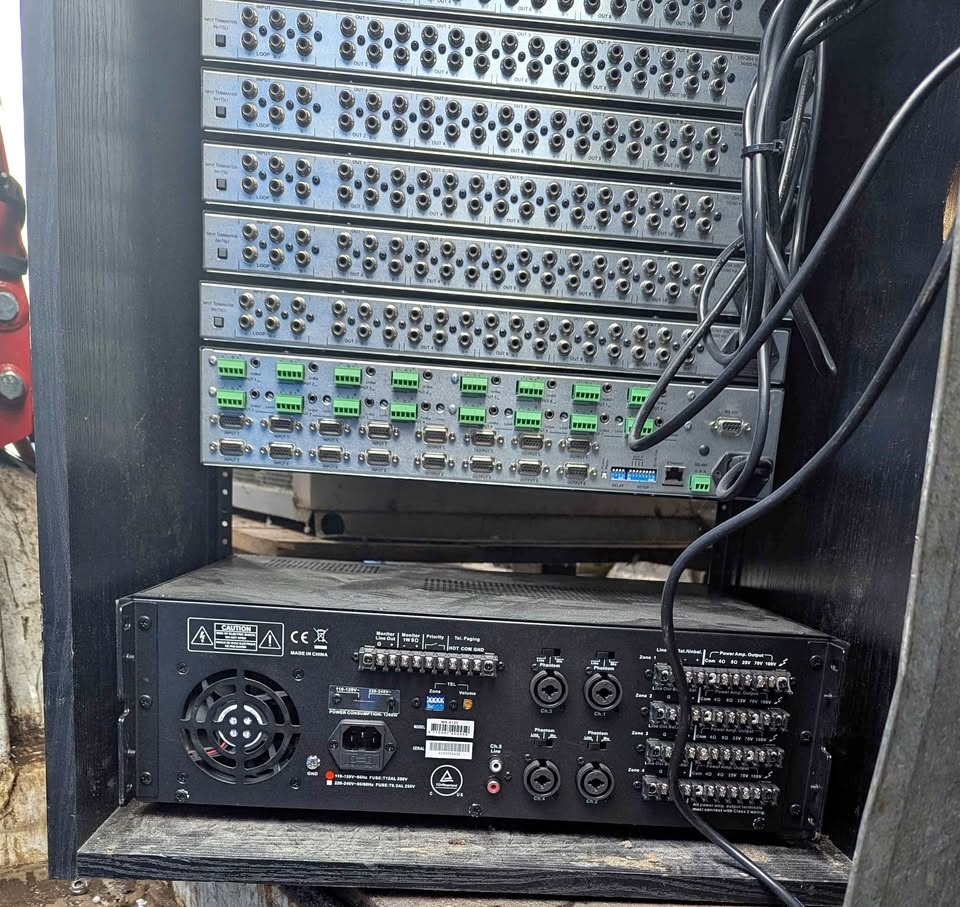 SHOW TEC MA-4120 MULTIZONE PA Amplifier & 6 KRAMER VM-100C Video