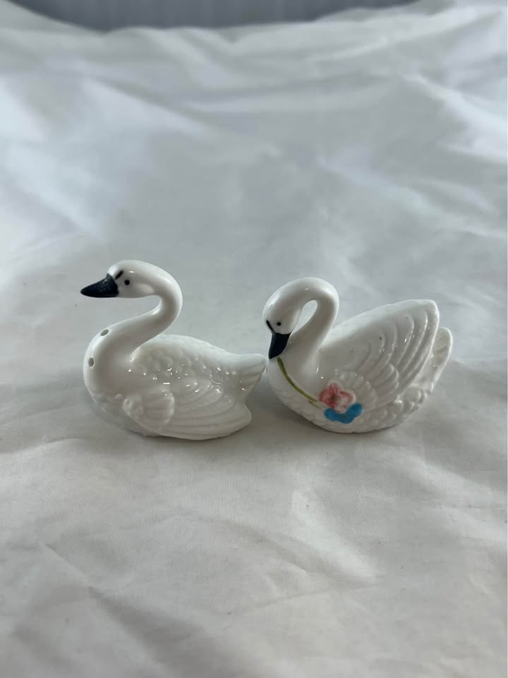 Swan Salt and Pepper Shakers Bone China Made in Japan - photo 2