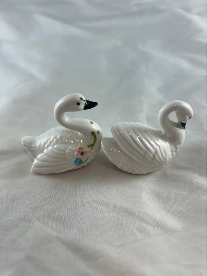 Swan Salt and Pepper Shakers Bone China Made in Japan - photo 4