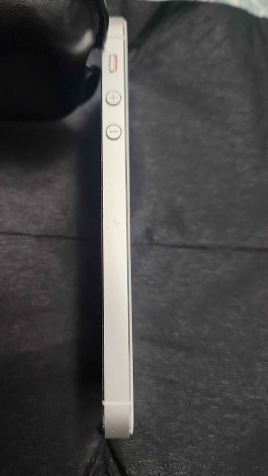 iPhone 5 16GB Unlocked - Great for Collectors - photo 2