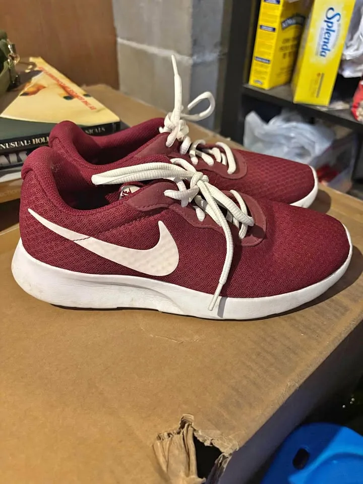 Nike burgundy runners thumbnail