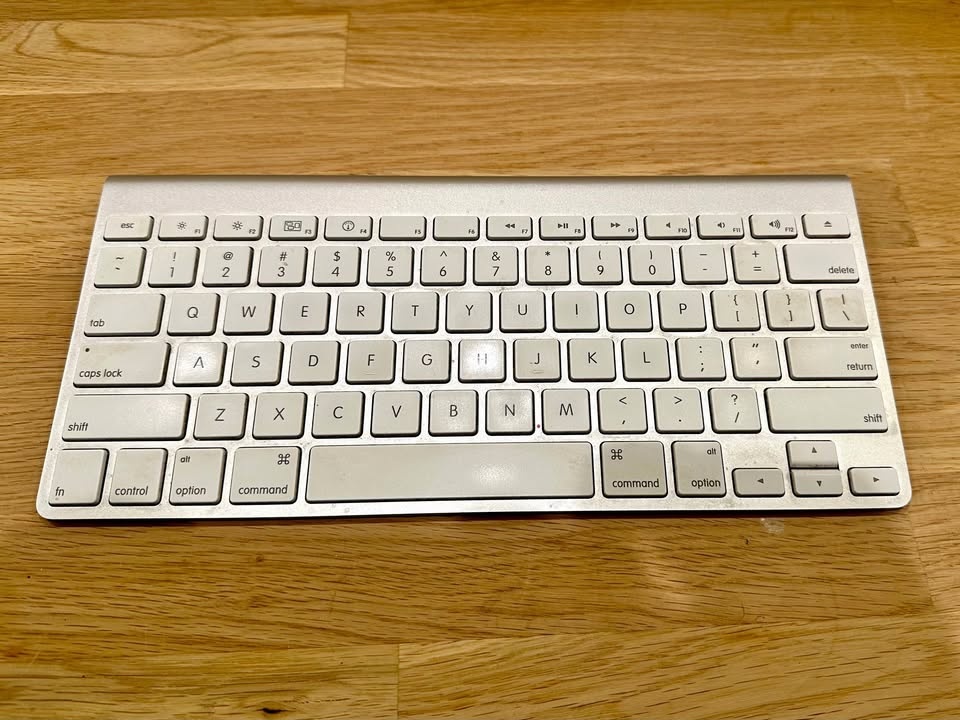 Apple Wireless Keyboard (Model A1314)