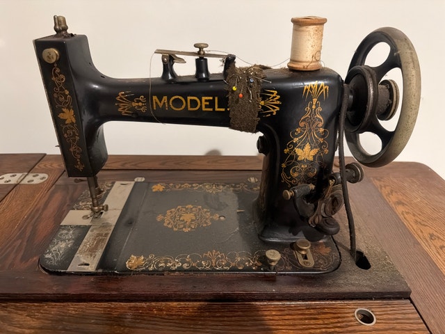 Antique Sewing Machine - photo 2