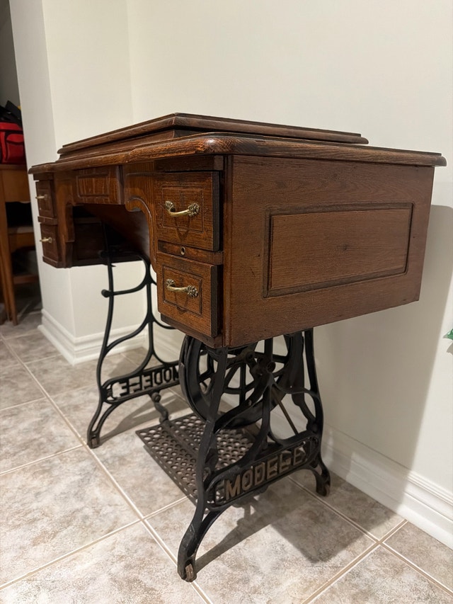 Antique Sewing Machine - photo 4