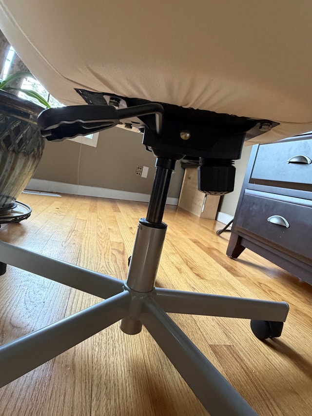 White Adjustable Swivel Chair - Like New - photo 4