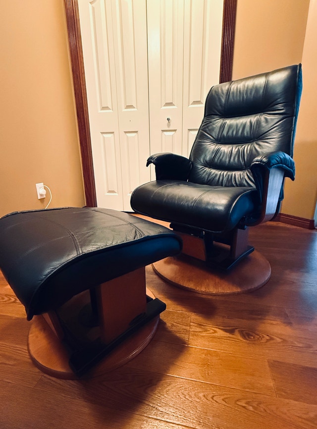 Leather Rocking Chair with Ottoman – Excellent Condition - photo 2