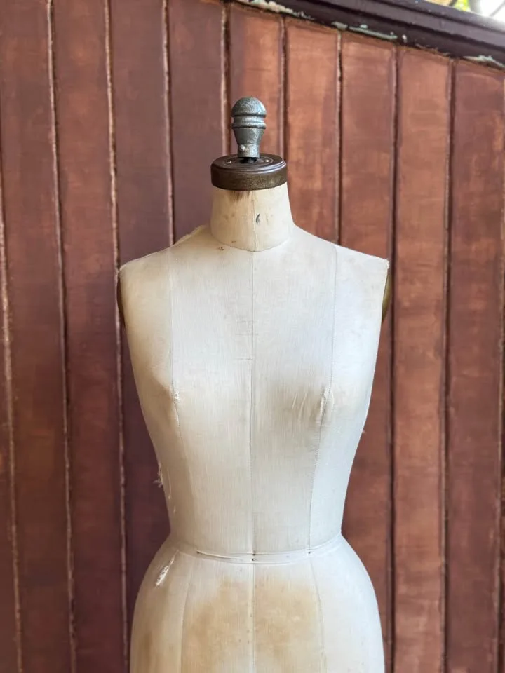 Women’s Vintage DRESS FORM Mannequin image indicator(2)